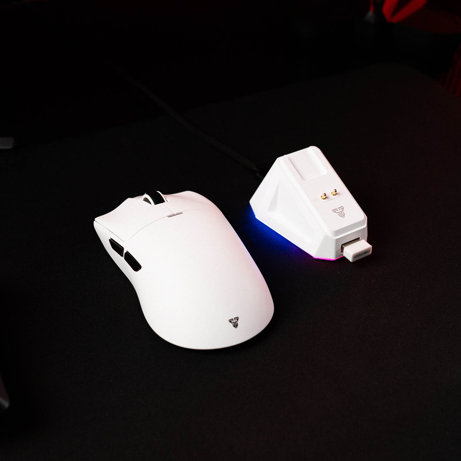 WG13s TANTO S Pink Ultimate Gaming Mouse Inalámbrico 26.000 DPI y 8.000 Hz con dock de carga RGB 12