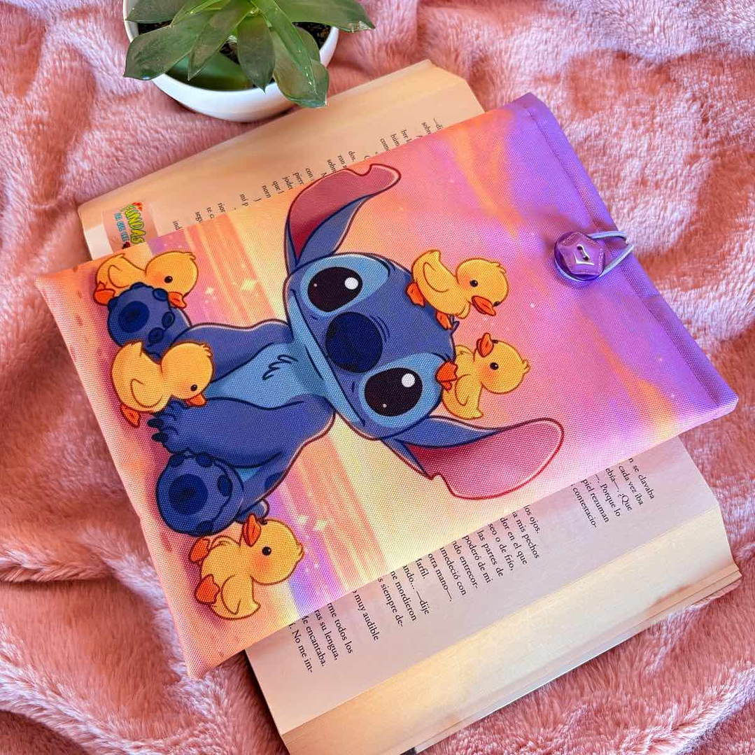 Funda Para Libro (Con Boton) - Stitch Patitos En La Playa 1