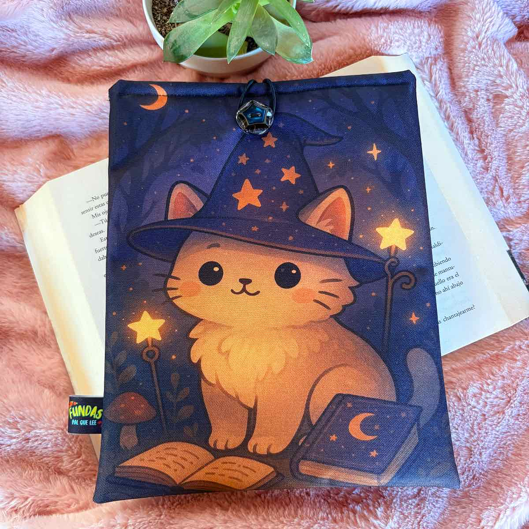 Funda Para Libro (Con Boton) - Gatito Hechicero 1
