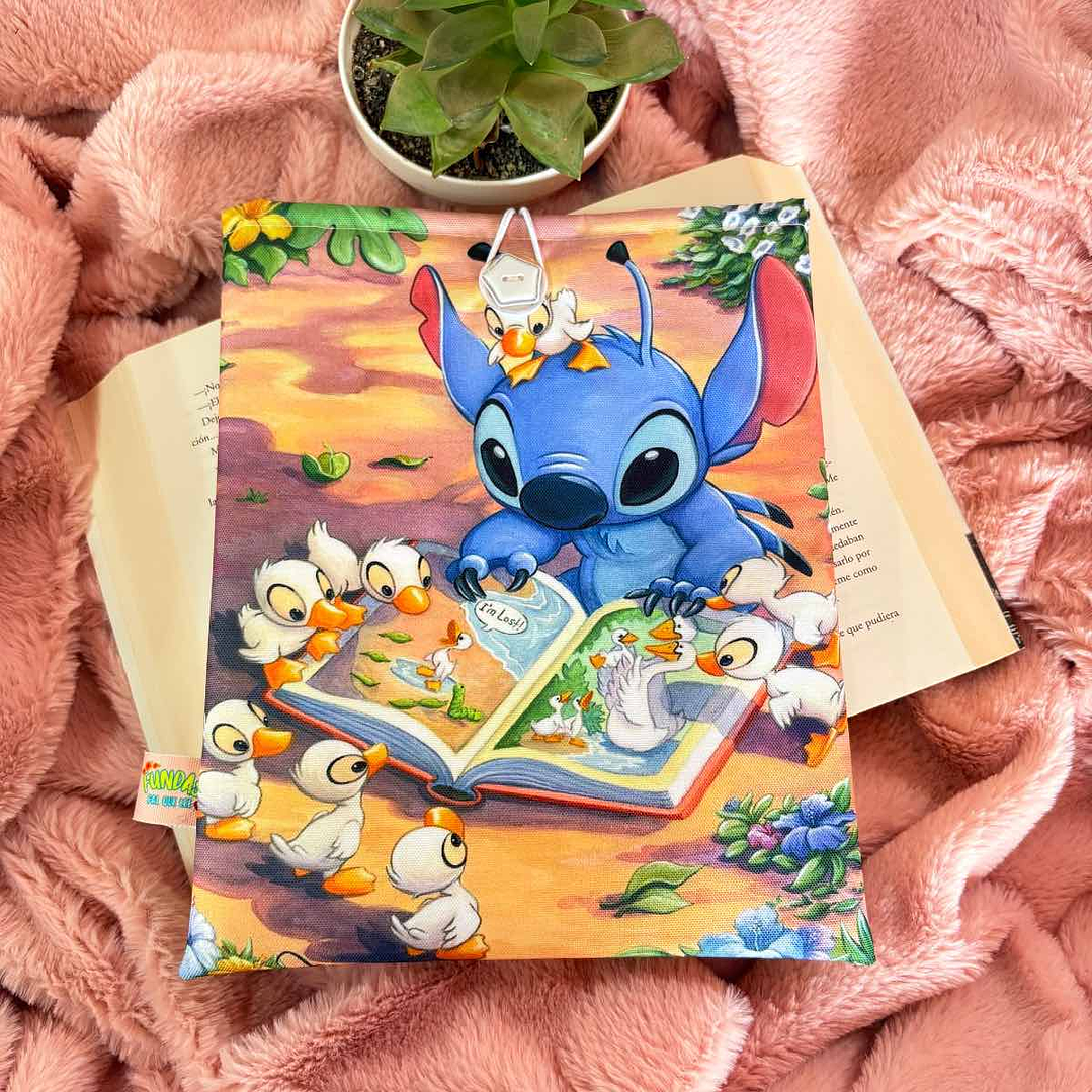 Funda Para Libro (Con Boton) - Stitch Leyendo 1