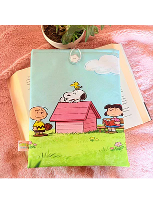Funda Para Libro (Con Boton) - Snoopy Y Amigos En El Jardin