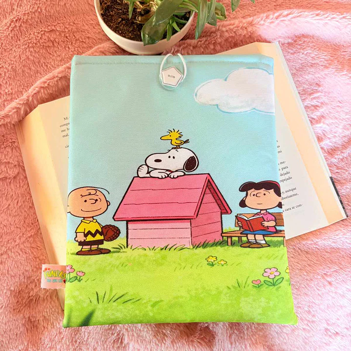 Funda Para Libro (Con Boton) - Snoopy Y Amigos En El Jardin 1