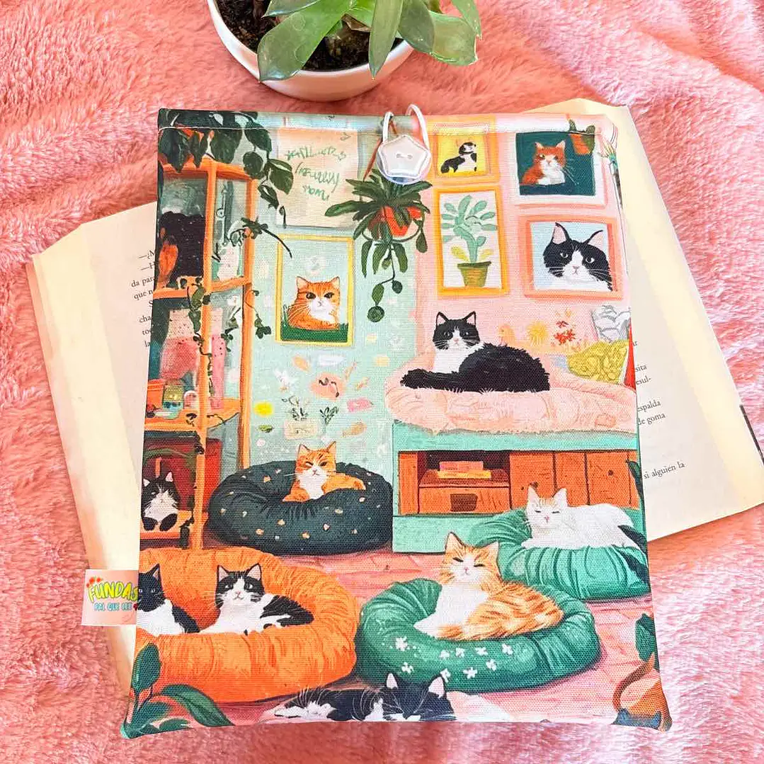 Funda Para Libro (Con Boton) - Sala Con Gatitos 1