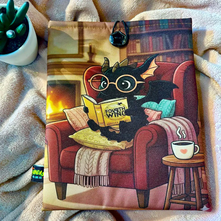 Funda Para Libro (Con Boton) - Dragon Leyendo Alas De Sangre 1