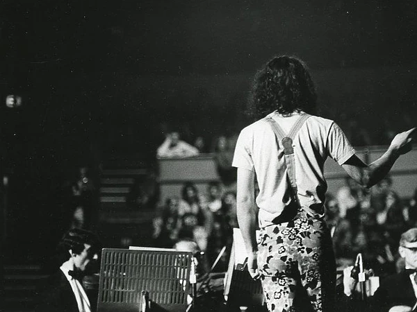 Tal vez la luna siempre fue roja y otras excepciones constantes por Juan Esteban Pizarro