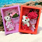X 2 Regalos Dia Enamorados caja con Oso y ramo rosas ( surtidos rojo y rosado ) - Miniatura 4