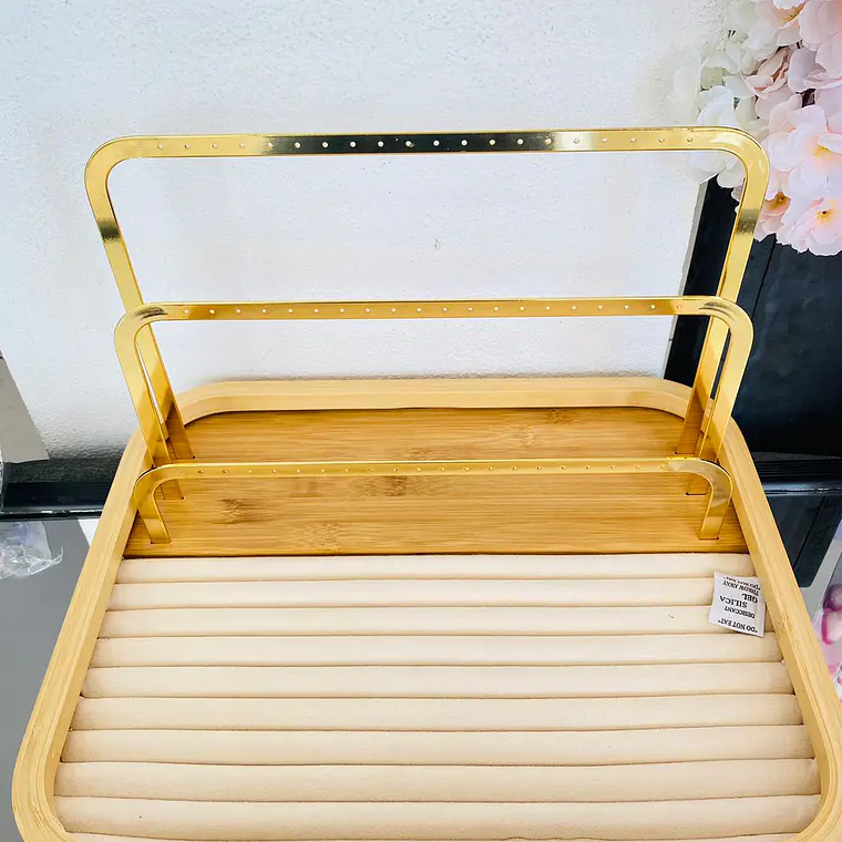 ESTANTE DE MADERA PARA JOYERÍA 1