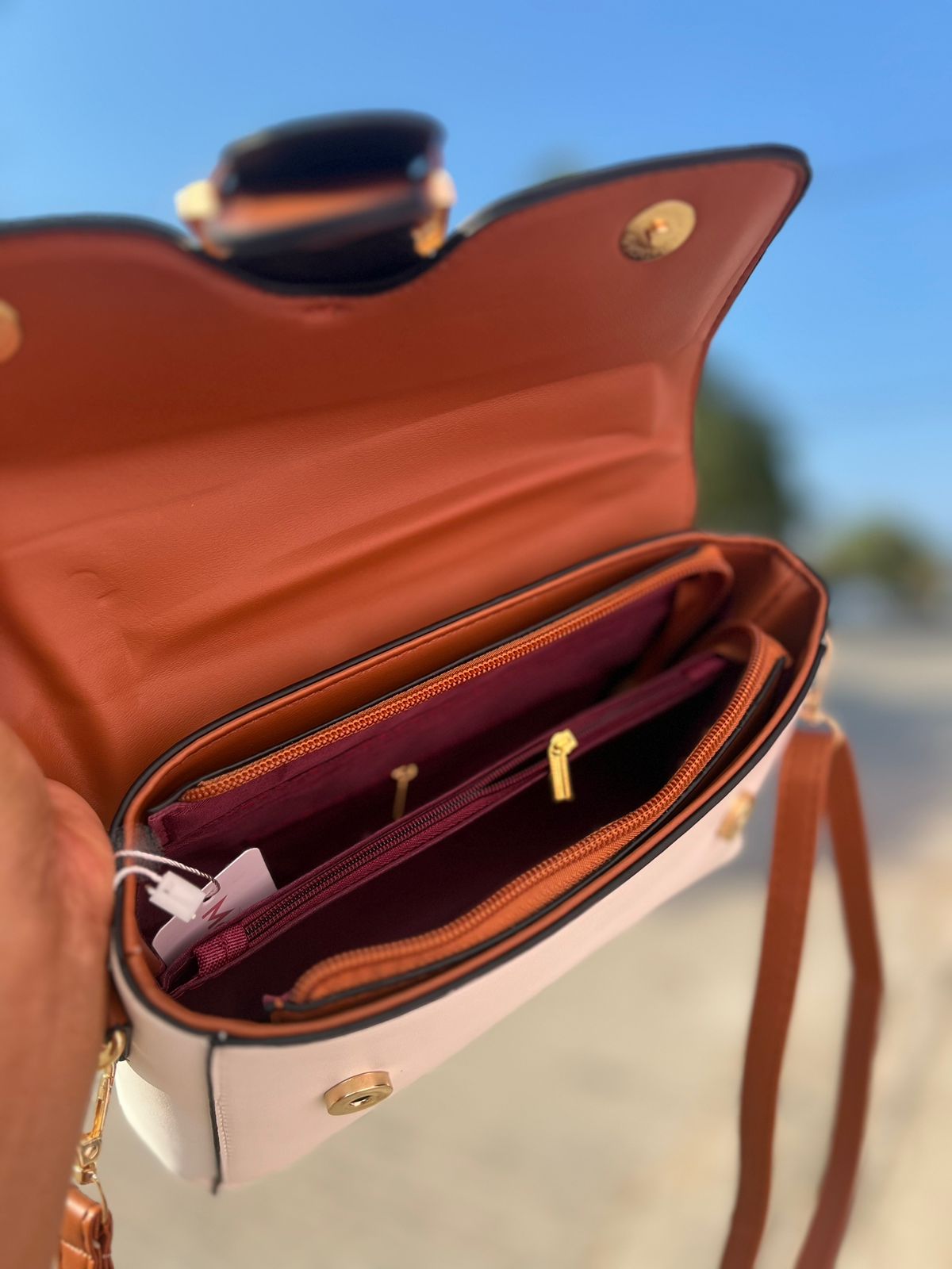 BOLSA CON BROCHE TIPO HEBILLA MOMODA MOD SM4462