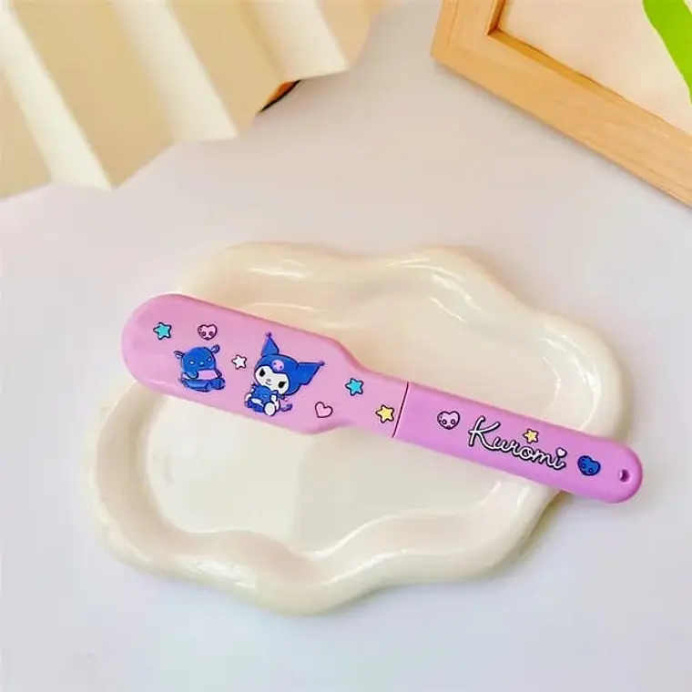 PAQ 6 DE PEINES DE BOLSILLO HELLO KITTY Y KUROMI MOD#PEI( 3 MORADO KUROMI) 3