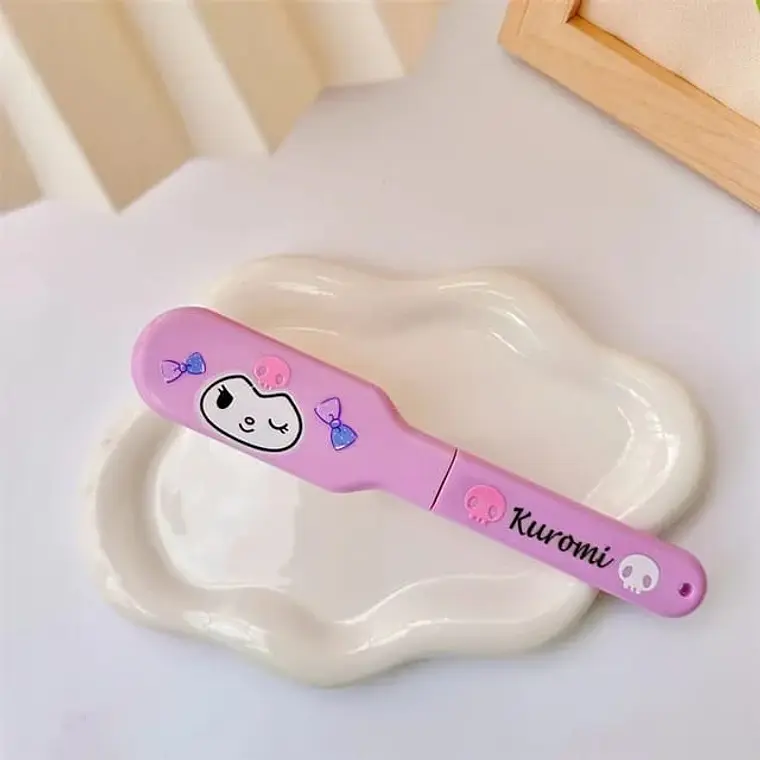 PAQ 6 DE PEINES DE BOLSILLO HELLO KITTY Y KUROMI MOD#PEI( 3 MORADO KUROMI) 4