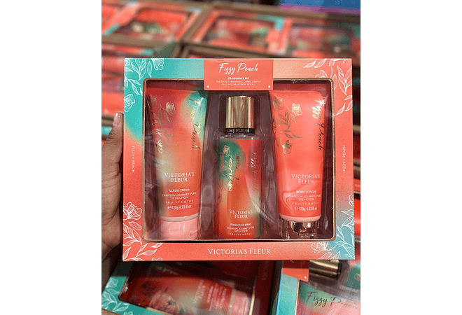 🍑 SET DE FRAGANCIA VICTORIA'S FLEUR EN SPRY+ CREMA + EXFOLIANTE FIZZY PEACH MODELO #TZ001