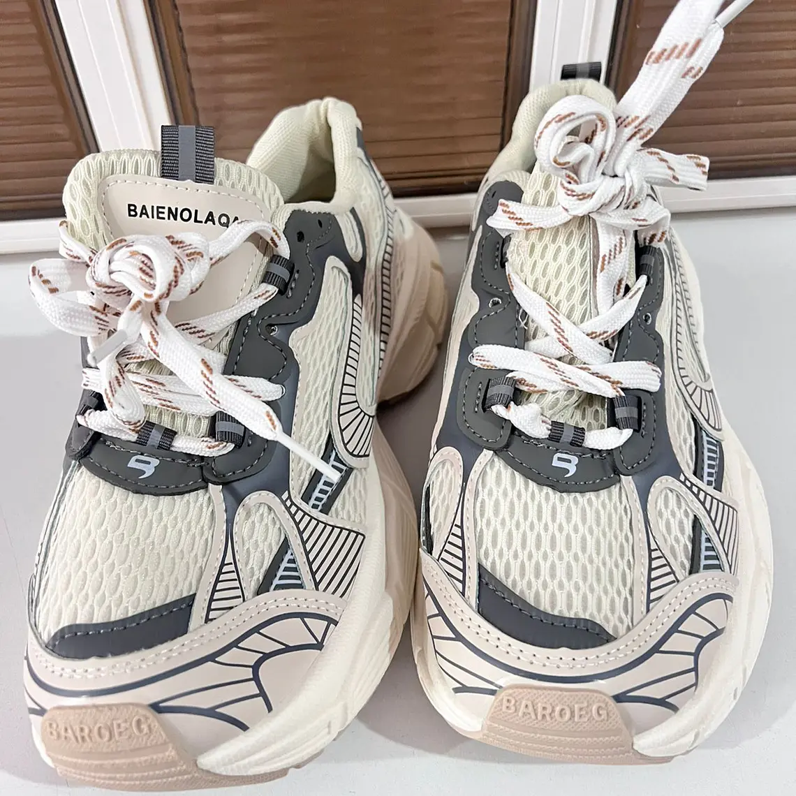 TENIS JUVENIL BEIGE/GRIS ESTAMPADOS 2
