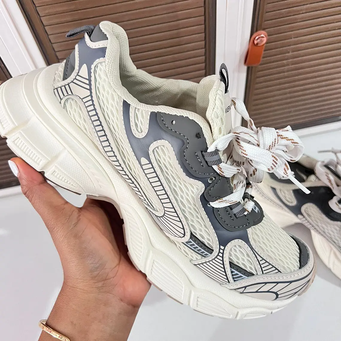 TENIS JUVENIL BEIGE/GRIS ESTAMPADOS 3