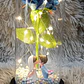 ROSA ETERNA GRANDE CON PAREJAS DE PORCELANA Y LUZ LED CÁLIDA MOD# YK149 REINGRESO - Miniatura 3