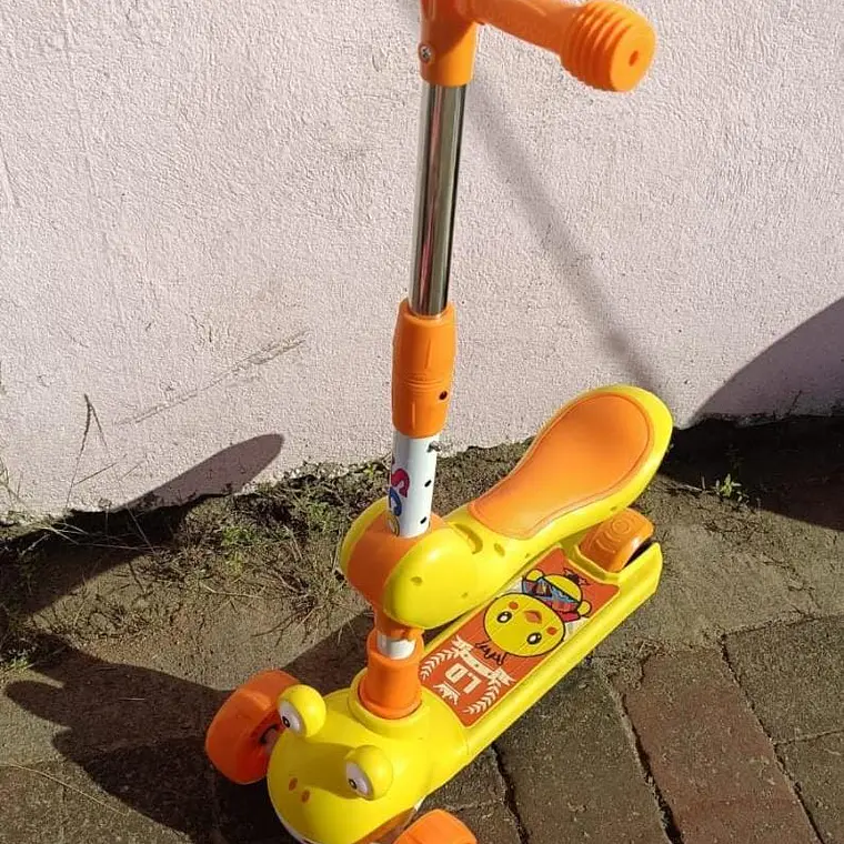 SCOOTER RANITA SONIDO Y LUZ LED MOD# 611-1 1