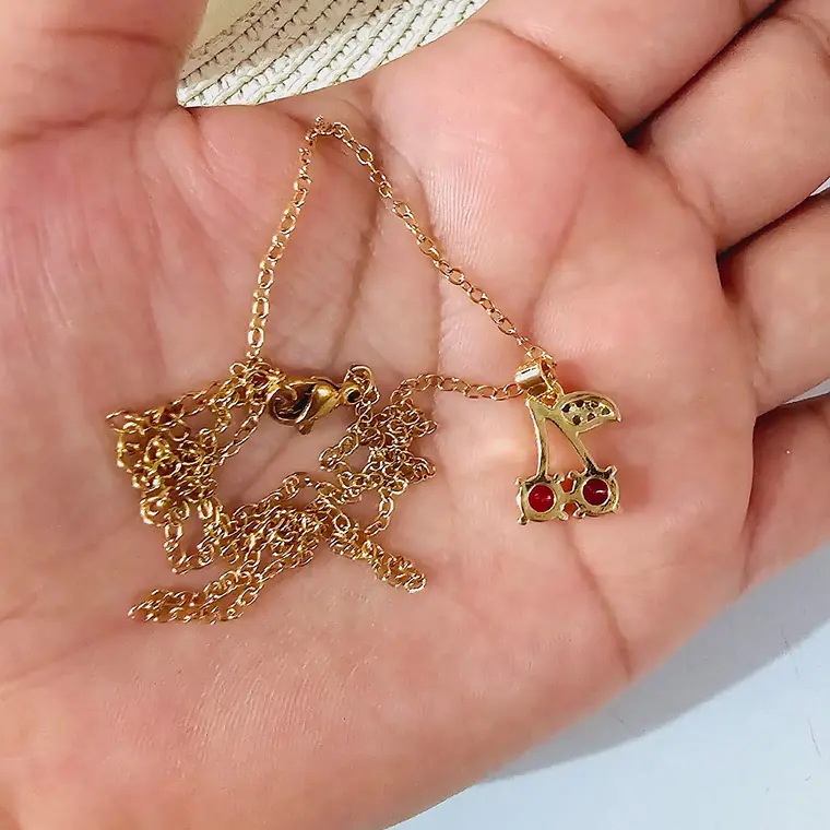 CADENITA CON DIJE DE ORO LAMINADO DISEÑO FRESA/🍒 10