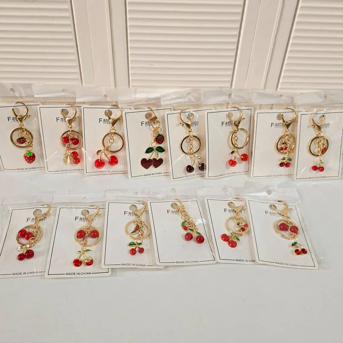 PAQ DE 4 LLAVEROS DE ORO LAMINADO DISEÑOS CEREZAS Y FRESAS🍒🍓 1