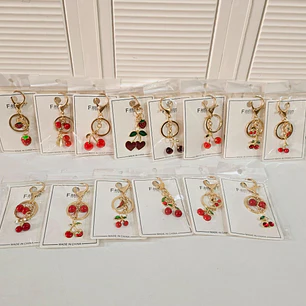 PAQ DE 4 LLAVEROS DE ORO LAMINADO DISEÑOS CEREZAS Y FRESAS🍒🍓