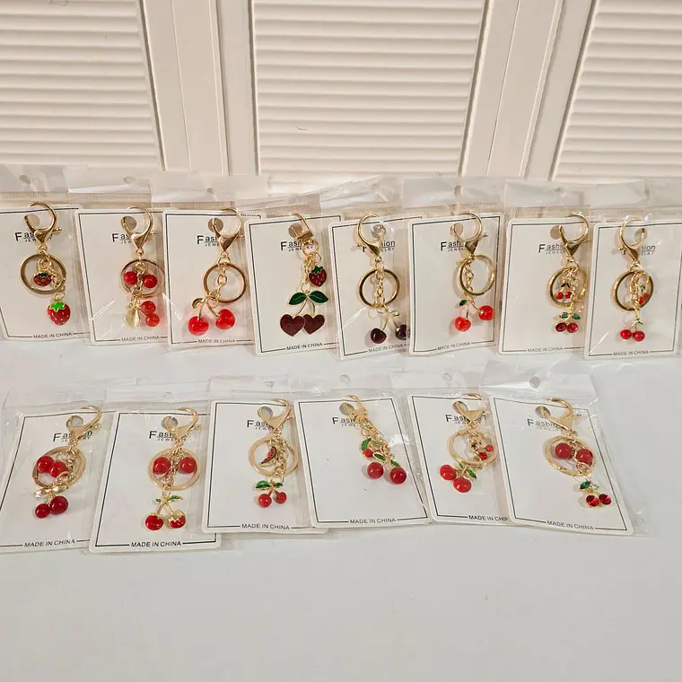 PAQ DE 4 LLAVEROS DE ORO LAMINADO DISEÑOS CEREZAS Y FRESAS🍒🍓 1