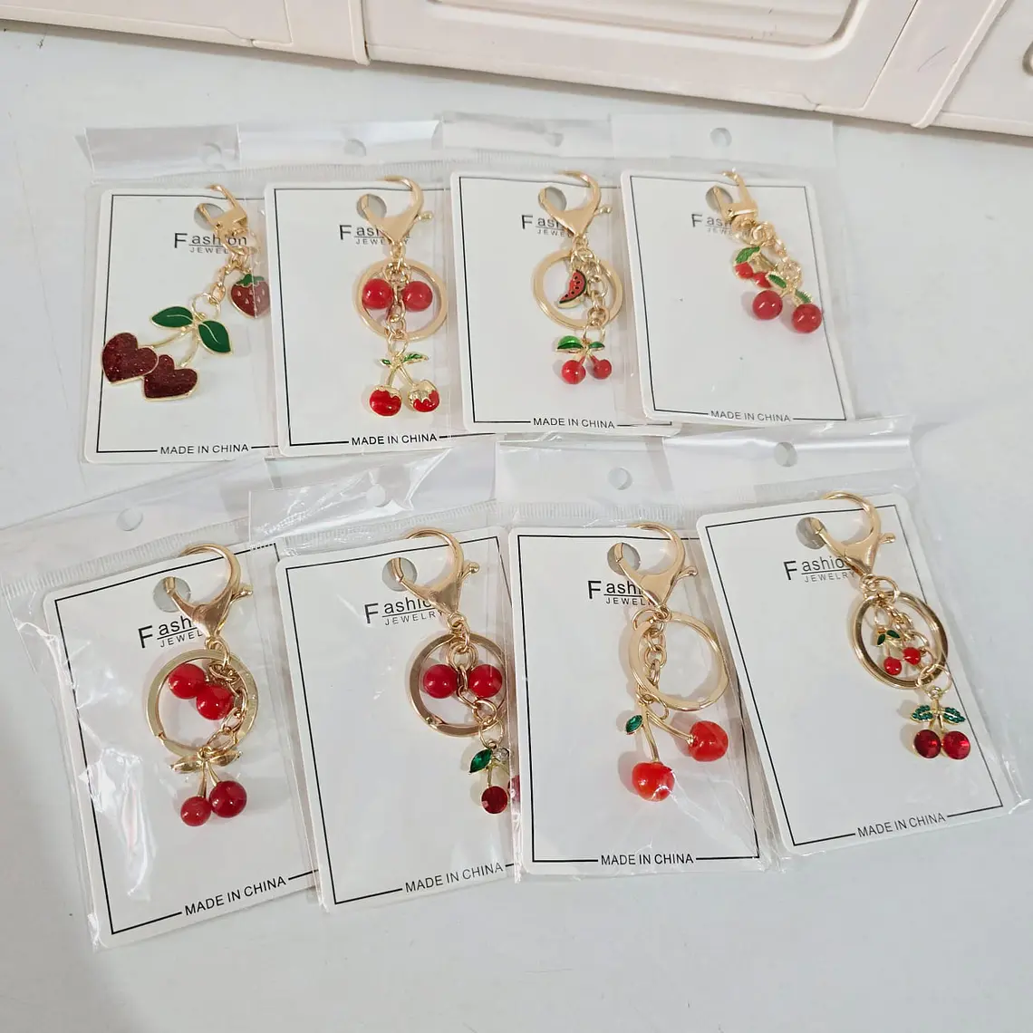 PAQ DE 4 LLAVEROS DE ORO LAMINADO DISEÑOS CEREZAS Y FRESAS🍒🍓 2