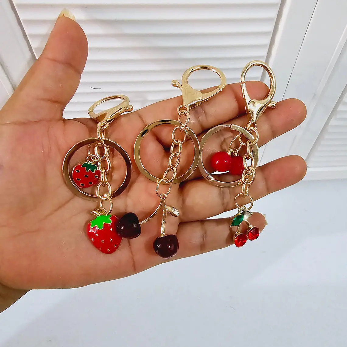 PAQ DE 4 LLAVEROS DE ORO LAMINADO DISEÑOS CEREZAS Y FRESAS🍒🍓 3