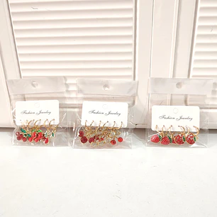 JUEGO DE ARETE 3 PAR  ORO LAMINADO DISEÑO FRESITAS Y CEREZAS🍓