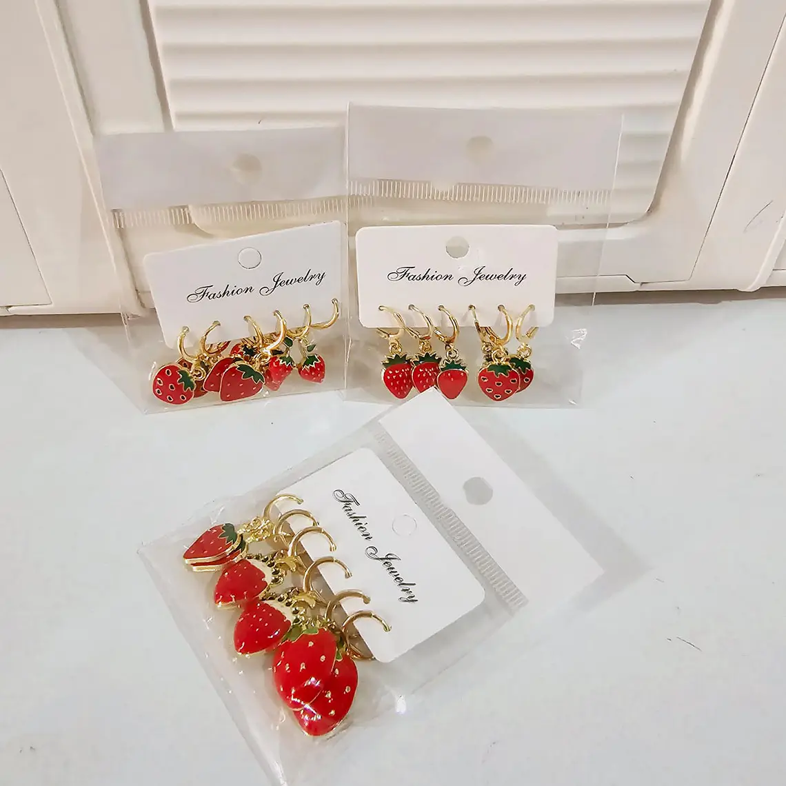 JUEGO DE ARETE 3 PAR  ORO LAMINADO DISEÑO FRESITAS Y CEREZAS🍓 8