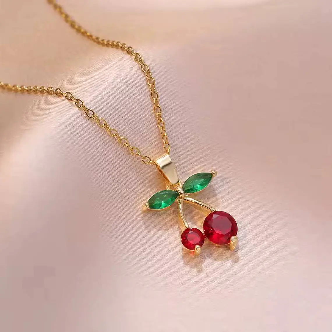 CADENITA CON DIJE DE ORO LAMINADO DISEÑO FRESA/🍒 1