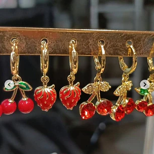 JUEGO DE ARETE 3 PAR  ORO LAMINADO DISEÑO FRESITAS Y CEREZAS🍓