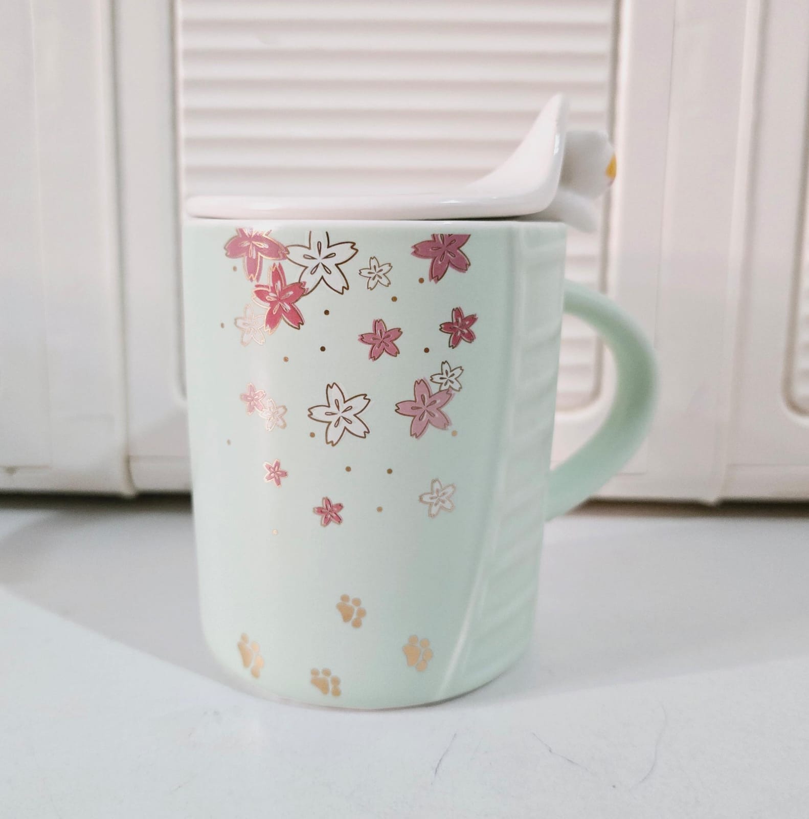 🐱🐾TAZA DE PORCELANA CON TAPA/DISEÑO HUELLITAS DE 400ML🐾🐱MOD# T2-12