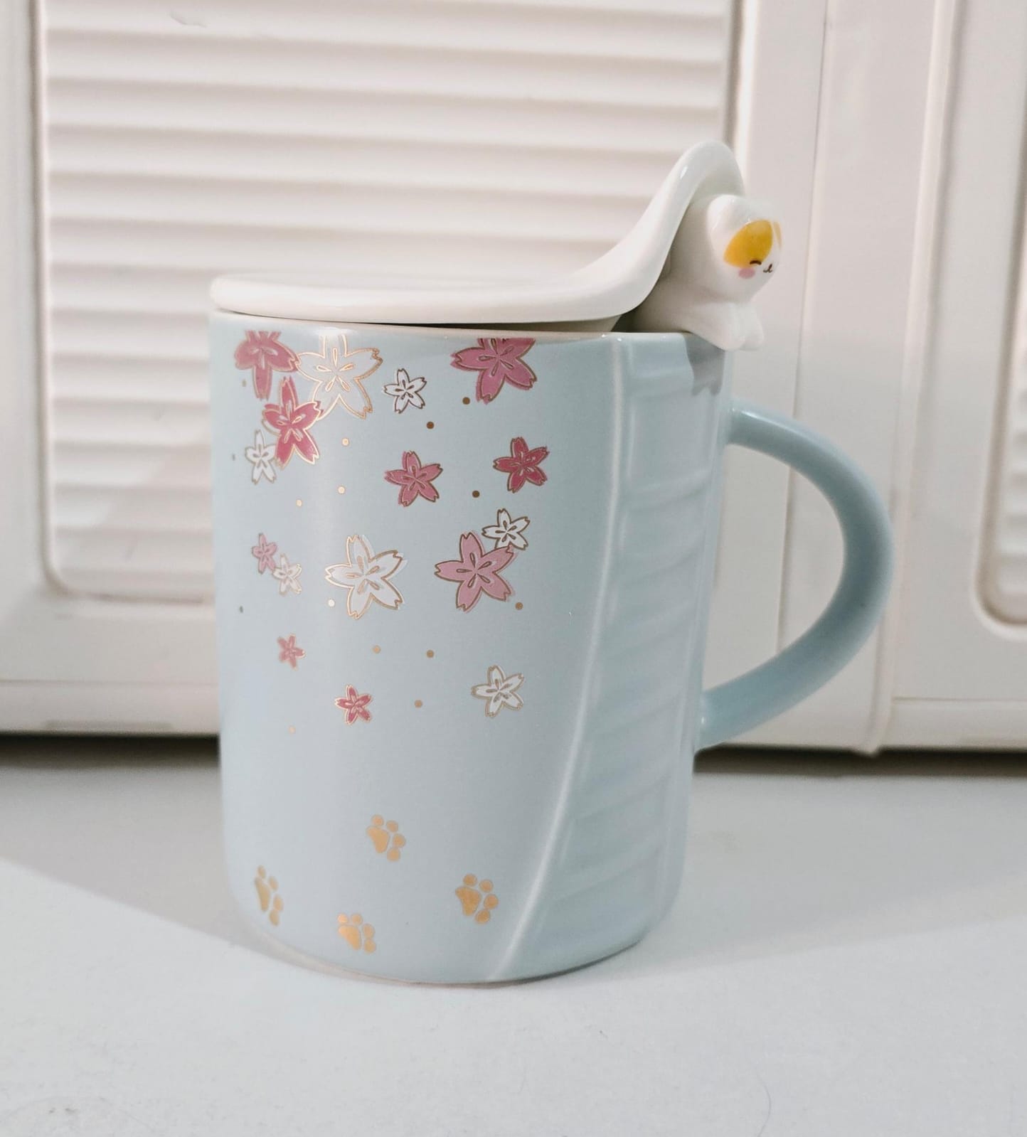 🐱🐾TAZA DE PORCELANA CON TAPA/DISEÑO HUELLITAS DE 400ML🐾🐱MOD# T2-12