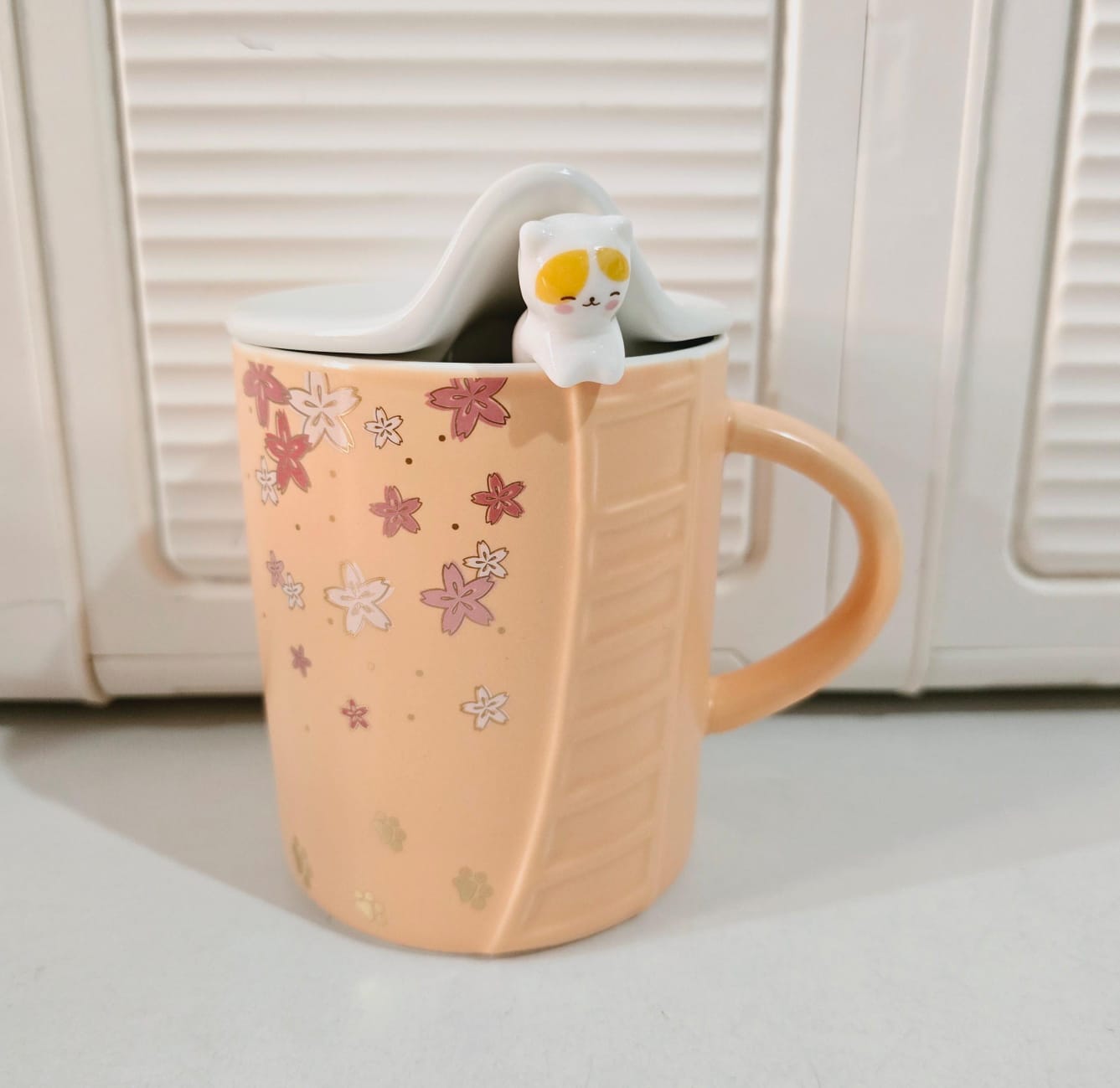 🐱🐾TAZA DE PORCELANA CON TAPA/DISEÑO HUELLITAS DE 400ML🐾🐱MOD# T2-12