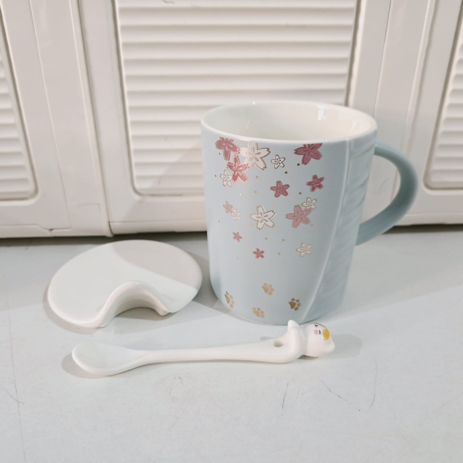 🐱🐾TAZA DE PORCELANA CON TAPA/DISEÑO HUELLITAS DE 400ML🐾🐱MOD# T2-12