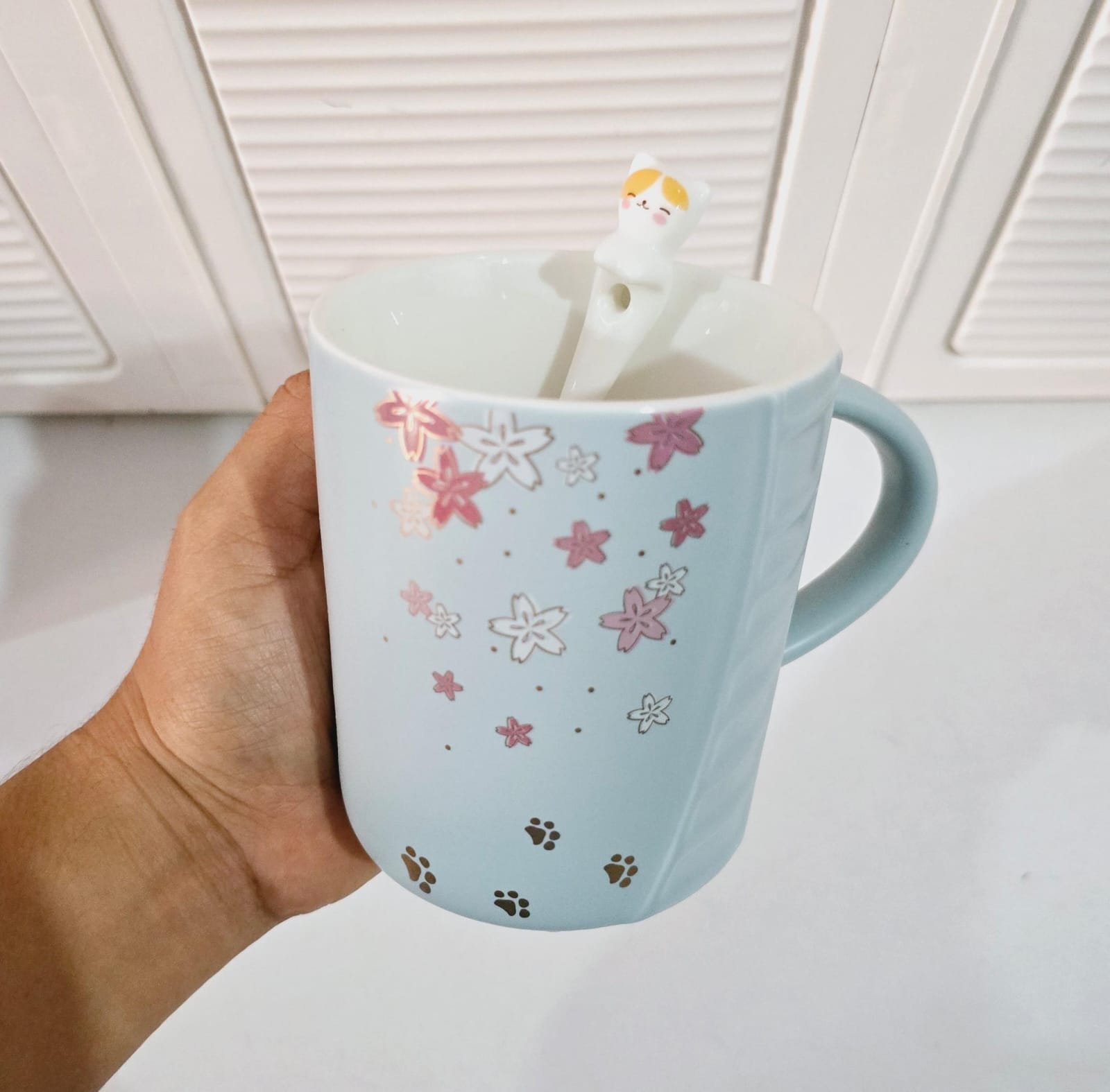 🐱🐾TAZA DE PORCELANA CON TAPA/DISEÑO HUELLITAS DE 400ML🐾🐱MOD# T2-12