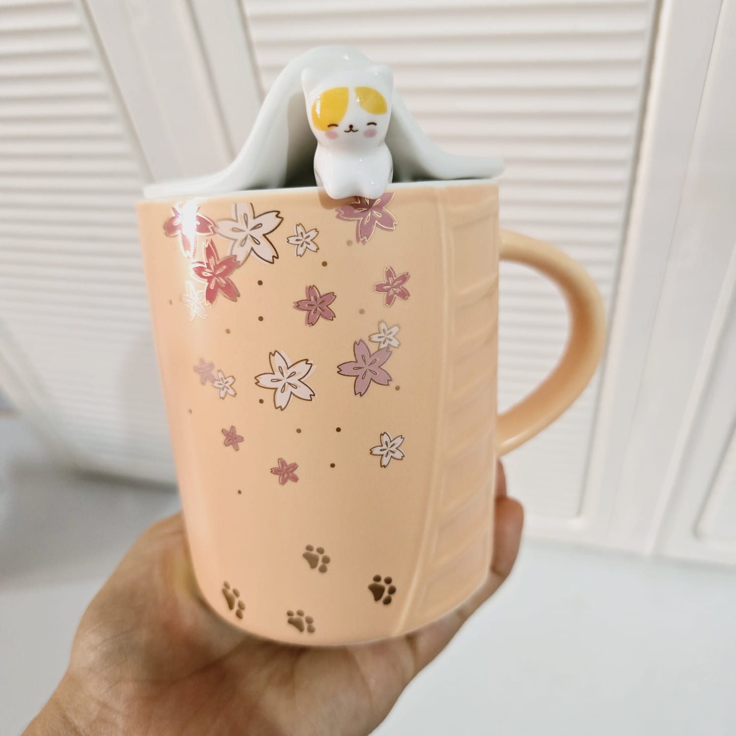 🐱🐾TAZA DE PORCELANA CON TAPA/DISEÑO HUELLITAS DE 400ML🐾🐱MOD# T2-12