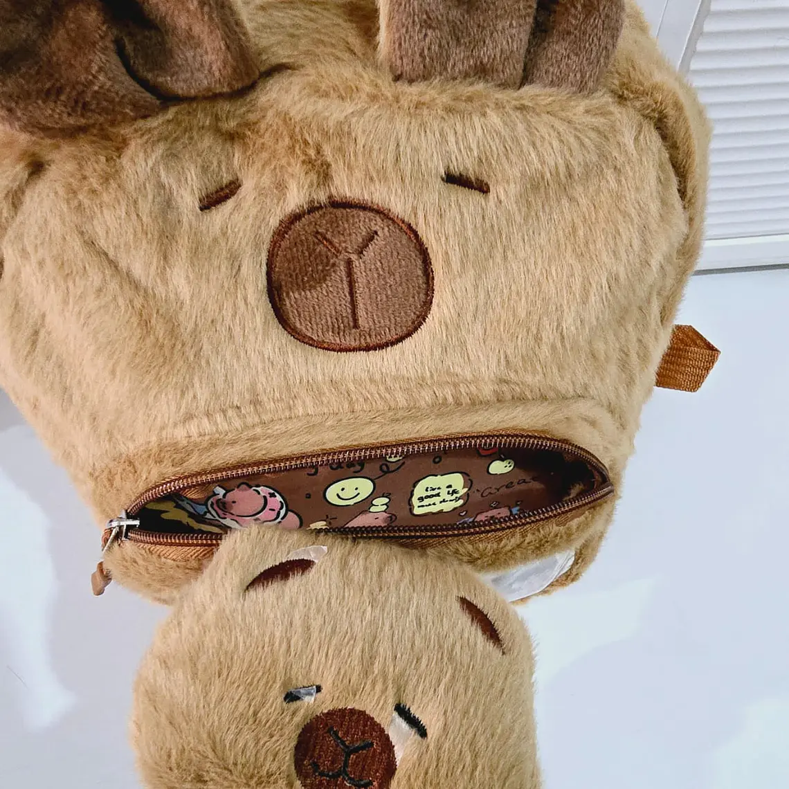 MOCHILA PELUCHE DISEÑO CAPYBARA MOD# 2005 8