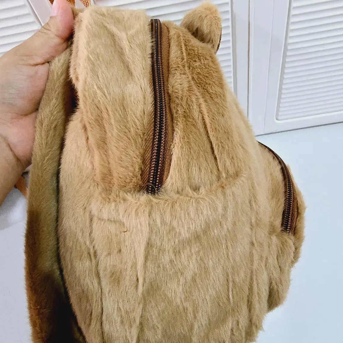 MOCHILA PELUCHE DISEÑO CAPYBARA MOD# 2005 11