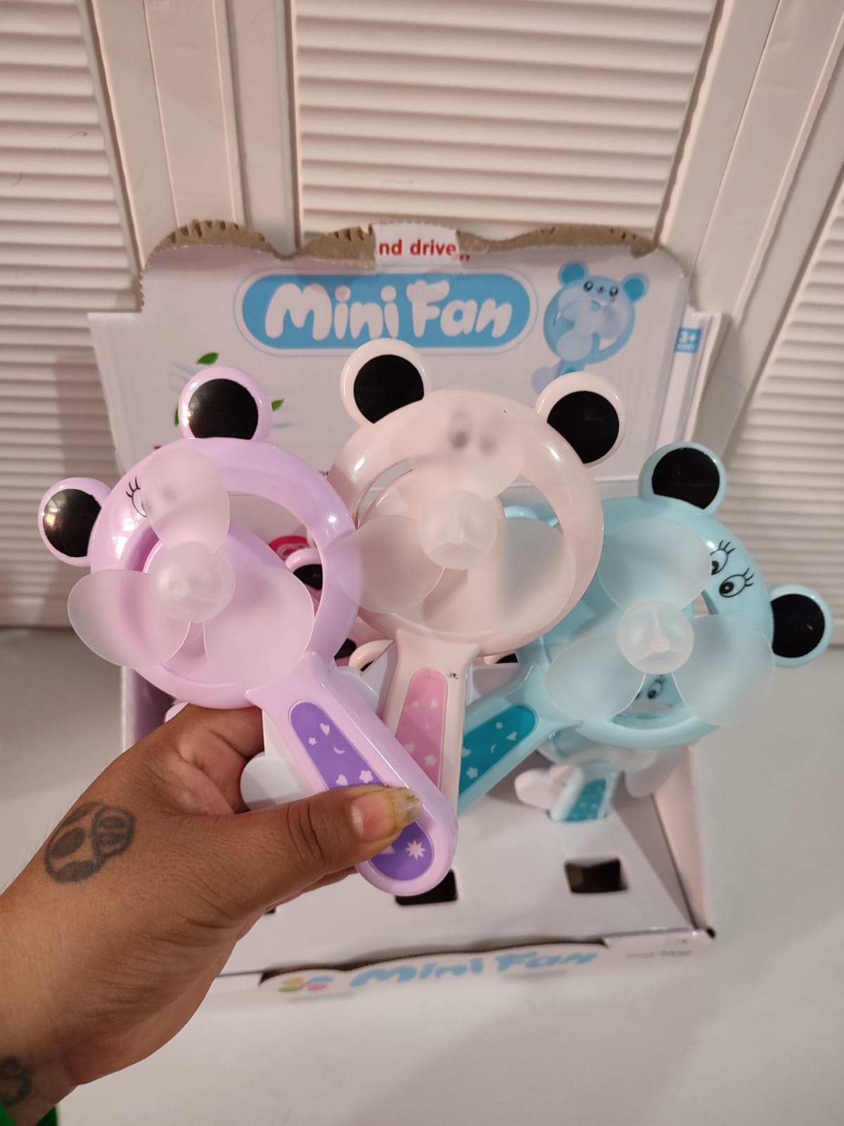 MINI VENTILADOR DISEÑO OSITO CAJITA BLANCA MOD# 1188-11 (ESTRELLAS Y CORAZONES)