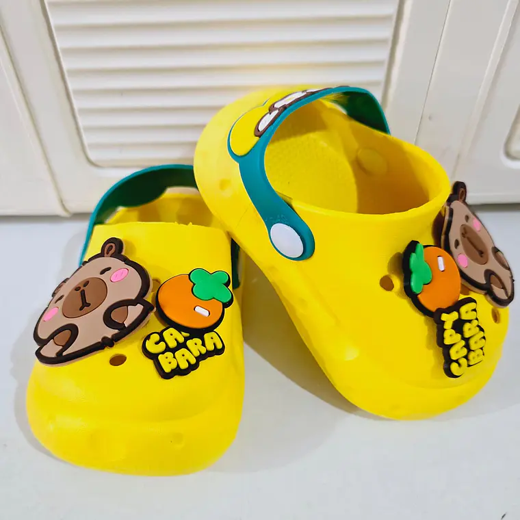 SANDALIAS CROCS DISEÑO CAPYBARA CON MANDARINA, TALLA 18 AL 23 ( MEX 13-15) MOD# 2688+2 7
