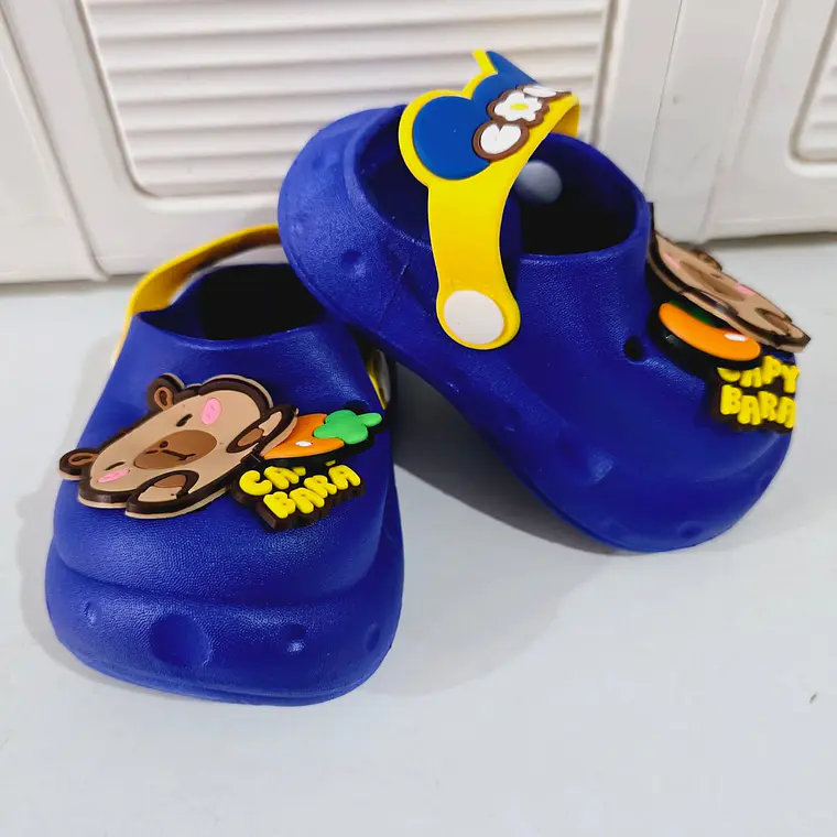 SANDALIAS CROCS DISEÑO CAPYBARA CON MANDARINA, TALLA 18 AL 23 ( MEX 13-15) MOD# 2688+2 8