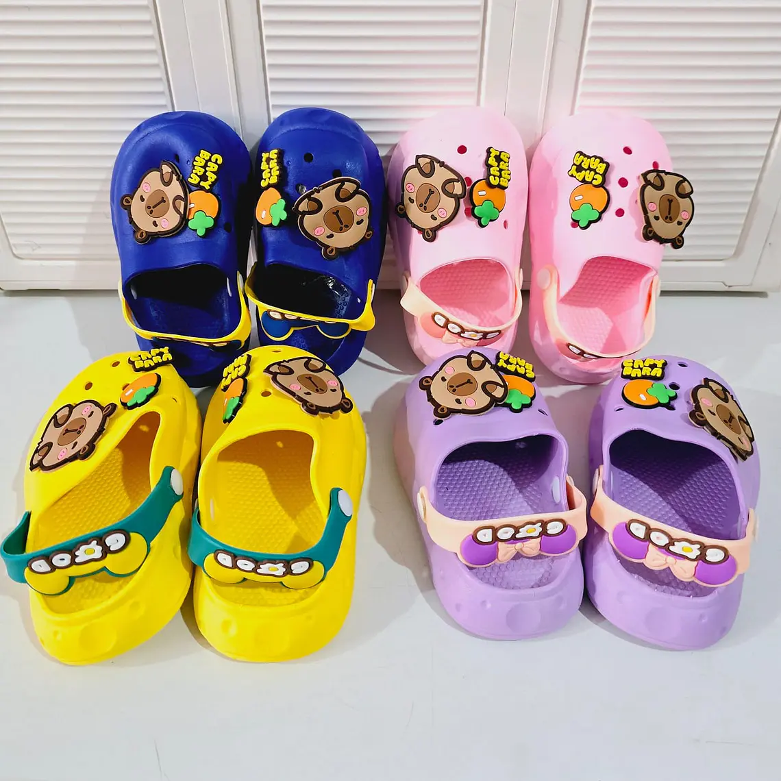 SANDALIAS CROCS DISEÑO CAPYBARA CON MANDARINA, TALLA 24 AL 29 ( MEX 16-18) MOD# 2688+2 2