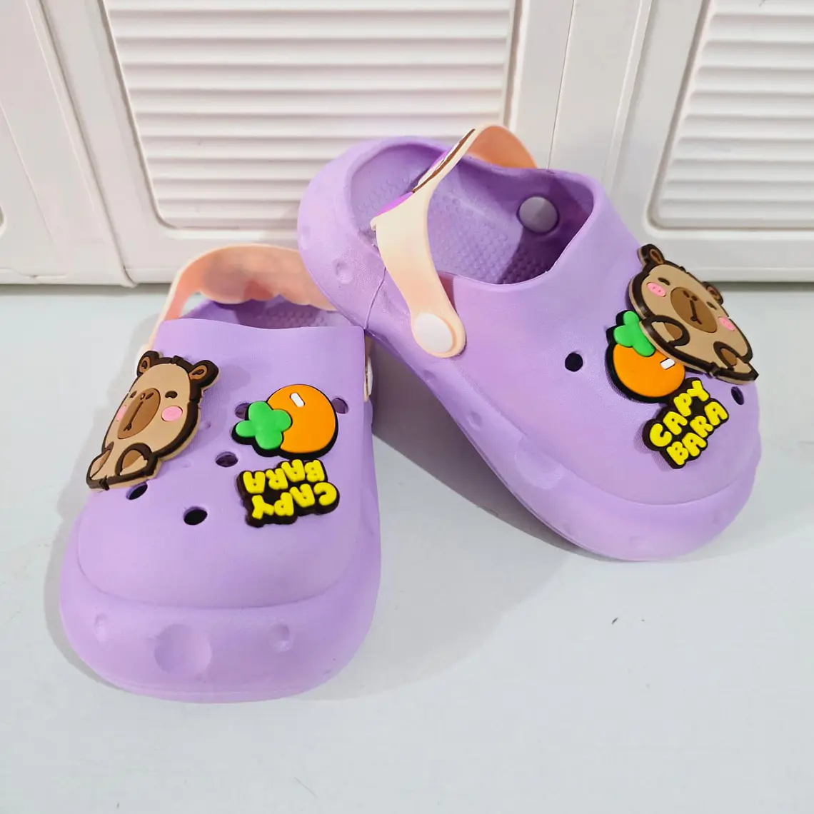 SANDALIAS CROCS DISEÑO CAPYBARA CON MANDARINA, TALLA 24 AL 29 ( MEX 16-18) MOD# 2688+2 4