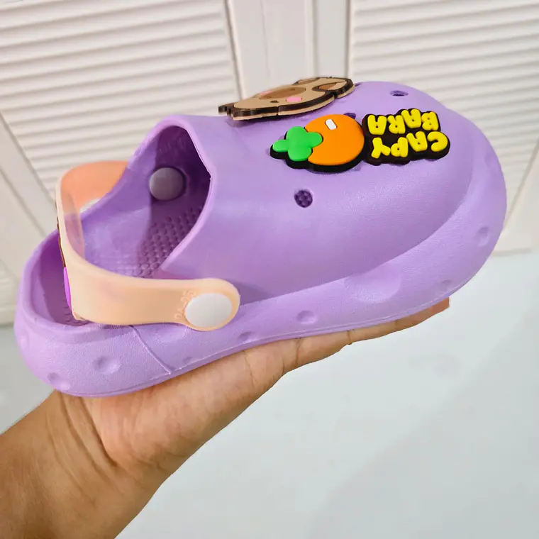 SANDALIAS CROCS DISEÑO CAPYBARA CON MANDARINA, TALLA 24 AL 29 ( MEX 16-18) MOD# 2688+2 8