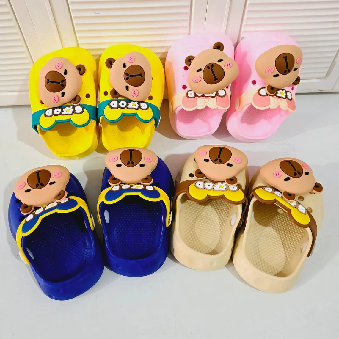 SANDALIAS CROCS DISEÑO CAPYBARA 3D (GOOD) TALLA DEL 18 AL 23 (MEX DEL 13 AL 15)MOD# 2688A-3 3