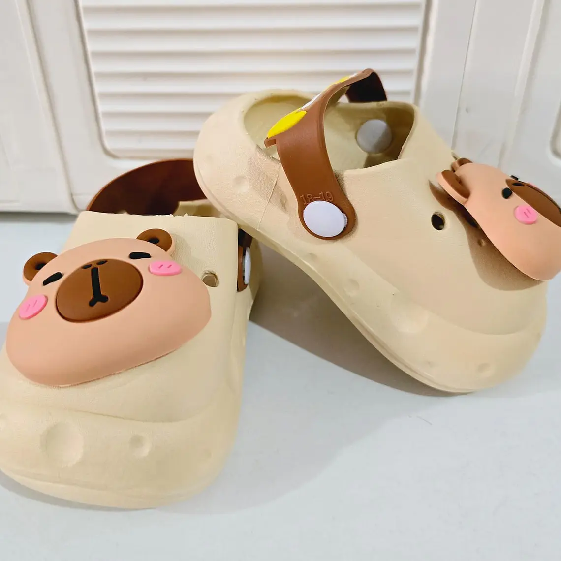 SANDALIAS CROCS DISEÑO CAPYBARA 3D (GOOD) TALLA DEL 18 AL 23 (MEX DEL 13 AL 15)MOD# 2688A-3 11