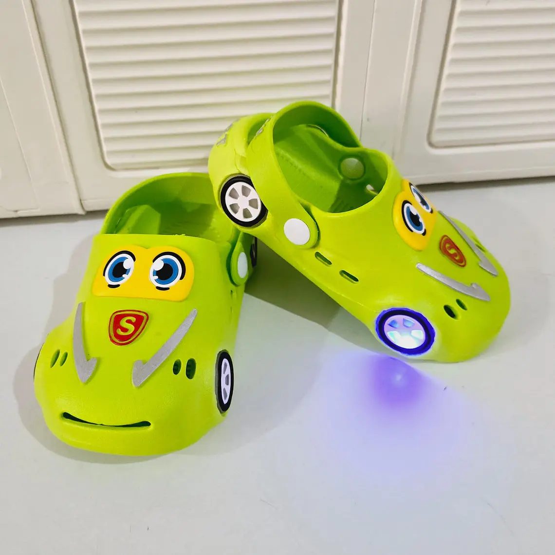 SANDALIAS CROCS DISEÑO CARRITO CON LUZ LED TALLAS DEL 20 AL 25 (MEX. DEL 12 AL 15 )MOD# 2027 2