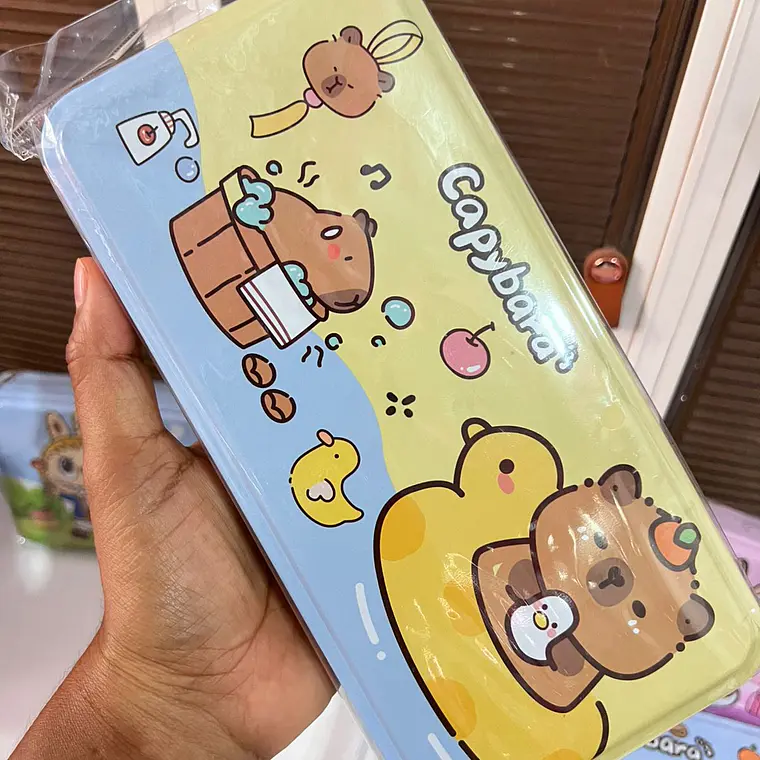 LAPICERA GRANDE DE LATA DISEÑO CAPYBARA Y LABUBU MOD# LPY55-53 5