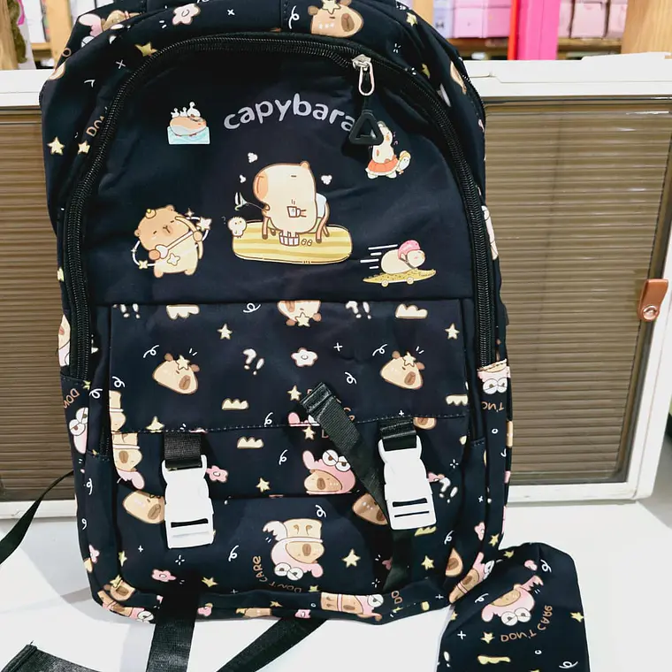 MOCHILA DISEÑO CAPYBARA JUVENIL CON LAPICERA MOD# 71615 3