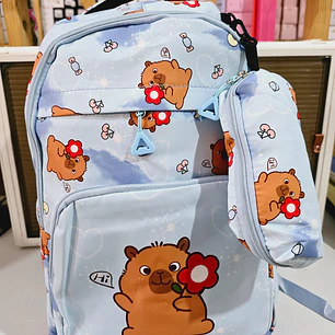 MOCHILA DISEÑO CAPYBARA JUVENIL CON LAPICERA MOD# 62119
