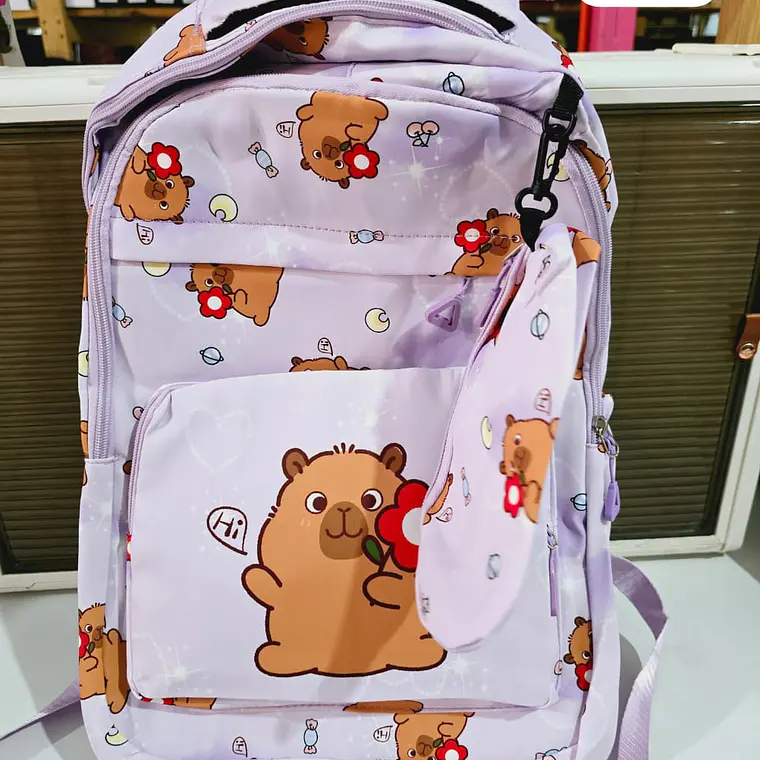 MOCHILA DISEÑO CAPYBARA JUVENIL CON LAPICERA MOD# 62119 3